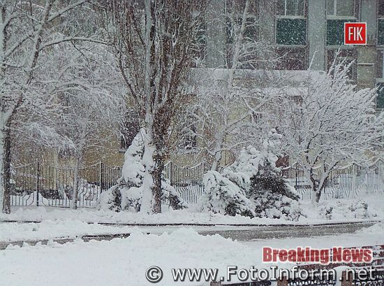 Зимова казка у Кропивницькому, місто рясно засипає снігом, фоторепортаж