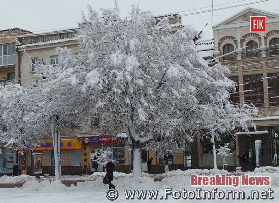 Зимова казка у Кропивницькому, місто рясно засипає снігом, фоторепортаж