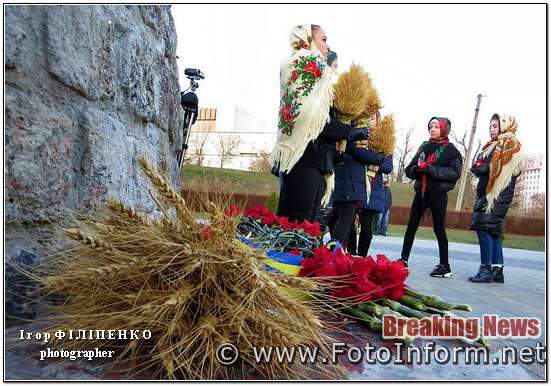 Сьогодні в обласному центрі відбулася поминальна хода, покладання квітів та панахида біля пам’ятного знаку «Жертвам Голодоморів в Україні»