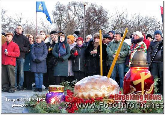 Сьогодні в обласному центрі відбулася поминальна хода, покладання квітів та панахида біля пам’ятного знаку «Жертвам Голодоморів в Україні»