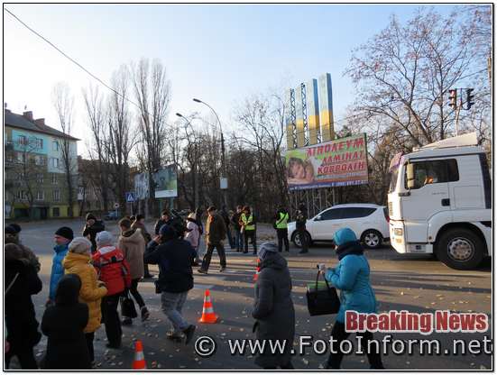На Кіровоградщині мешканці знову перекривали дорогу, FOTOINFORM.NET, Кропивницький |