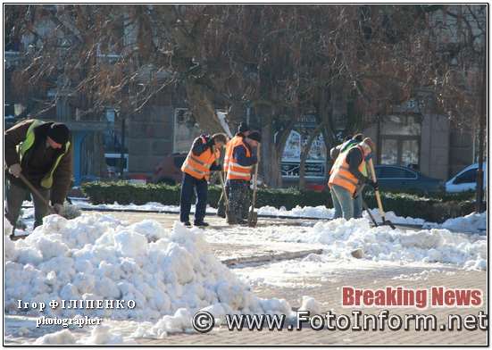 У Кропивницькому самоскидами вивозять сніг (фото) фото игоря филипенко