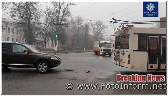 У Кропивницькому під час руху тролейбуса відпав «башмак», який впав на автомобіль