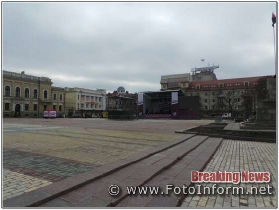 Вимкнені світлофори, сцена та агітаційні намети у центрі міста, Порошенко приїхав на форум у Кропивницький, 