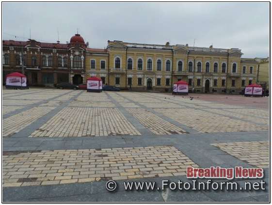 Вимкнені світлофори, сцена та агітаційні намети у центрі міста, Порошенко приїхав на форум у Кропивницький, 