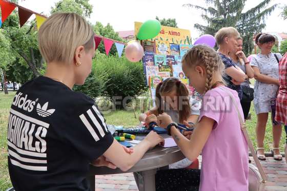 У Кропивницькому дітям-переселенцям подарували книги