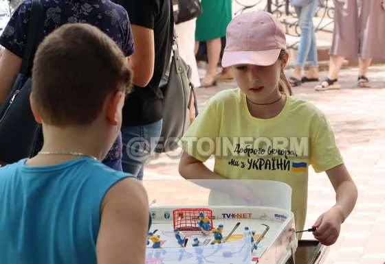 У Кропивницькому дітям-переселенцям подарували книги