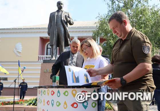 Вчора під час урочистостей з нагоди відзначення Дня української державності у Кропивницькому відбулось спецпогашення марки від «Укрпошти» «Доброго вечора, ми з України».