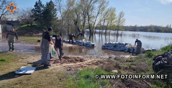 Барикади з мішків та затоплені городи: на Кіровоградщині рятуються від підтоплення