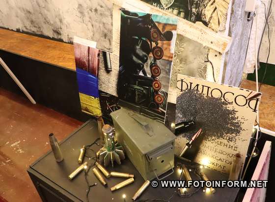 Сьогодні у волонтерському просторі Кроп:hub у Кропивницькому відкрилась виставка фото, які зробив стрілець 121-ої бригади ТРО Юрій Чорнолуцький, позивний Фотограф.