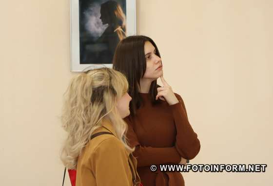 Сьогодні, 4 травня, в Музеї мистецтв представлено фотовиставку «За твоїм плечем» кропивницького фотографа Олександра Майорова