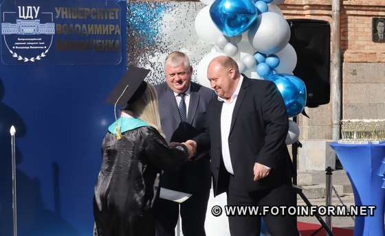 У Кропивницькому випускникам вишу вручили дипломи з відзнакою (ФОТО)