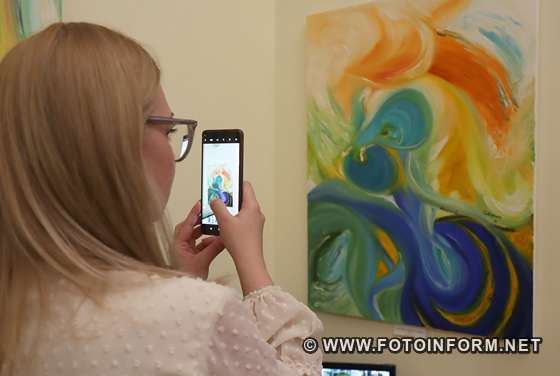 У Кропивницькому художниця-психологиня відкрила виставку картин (ФОТО)