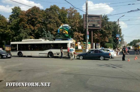 Сьогодні, 19 серпня, на перехресті вул. В. Перспективна та Преображенська сталася ДТП за участю троллейбуса та авто Опель Омега.