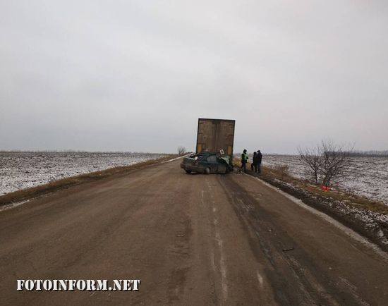На Кіровоградщині у ДТП загинув водій та двоє його пасажирів (ФОТО)