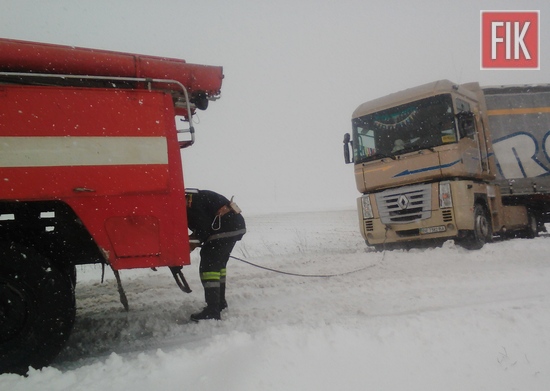 21 квітня пожежно-рятувальні підрозділи Кіровоградської області допомогли водіям 7 легкових, 7 вантажних автомобілів та пасажирського автобуса вибратись із ускладнених ділянок доріг, кюветів та узбіч.