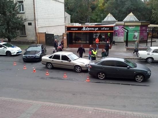 Сьогодні, 6 жовтня, водій автомобіля BMW (88 року народження) при виїзді з двору будинку по вулиці Гоголя не надав перевагу в русі авто OPEL Vectra та здійснив з ним зіткнення.