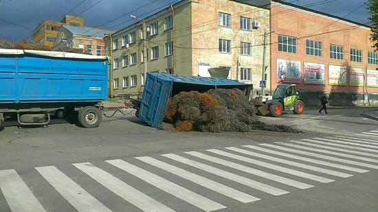 Сьогодні у Кропивницькому на розі вулиць Олефіренка та Київської сталася ДТП за участю авто КАМАЗ.