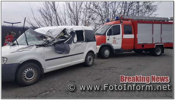 На Кіровоградщині із понівеченого легковика деблокували постраждалого водія (ФОТО)