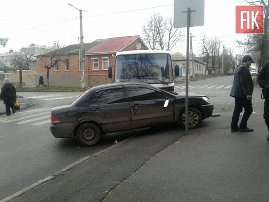 У Кропивницькому автівка зіткнулася з автобусом 