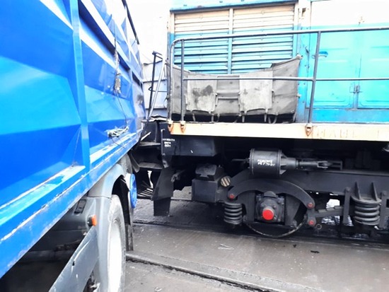 У Кропивницькому вантажівка зіткнулася з поїздом (ФОТО)