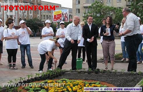 На площади Кирова высажена красивая цветочная клумба (ФОТОРЕПОРТАЖ)