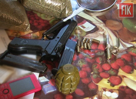 У жителів Кропивницького вилучили майже 1,5 кг марихуани, понад 350 кущів коноплі, гранату та спецзасіб (ФОТО)