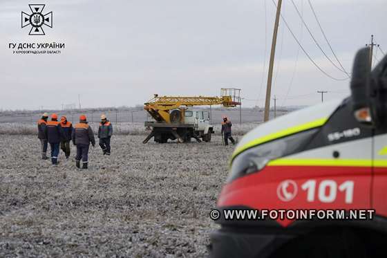 На Кіровоградщині рятувальники та енергетики продовжують долати наслідки негоди (ФОТО)