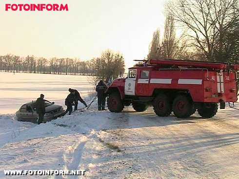 На Кіровоградщині рятувальники продовжили вилучати авто з пасток