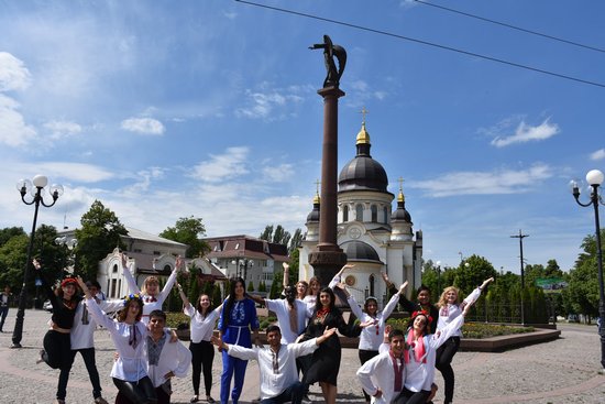17 травня в Україні відзначають День вишиванки. Святкують його не так давно, але за короткий час вишиту сорочку у третій четвер травня одягають все більше українців. 
