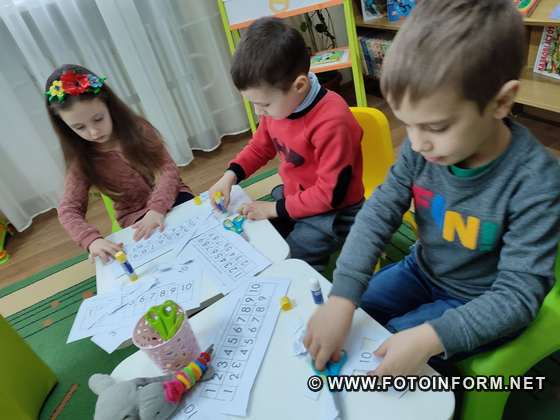 У Кропивницькому бібліотекарі для дітей проводять розвиткові заняття (ФОТО)