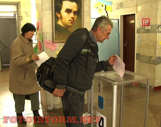 Сегодня, 15 ноября, в Кировограде продолжается избирательный процесс второго тура выборов городского главы.