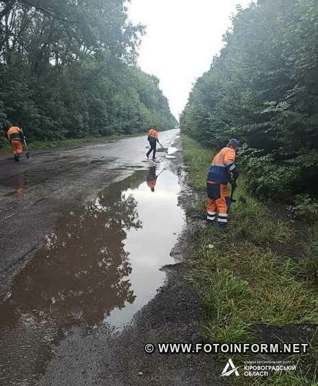 На Кіровоградщині дорожники провели спуск дощової води