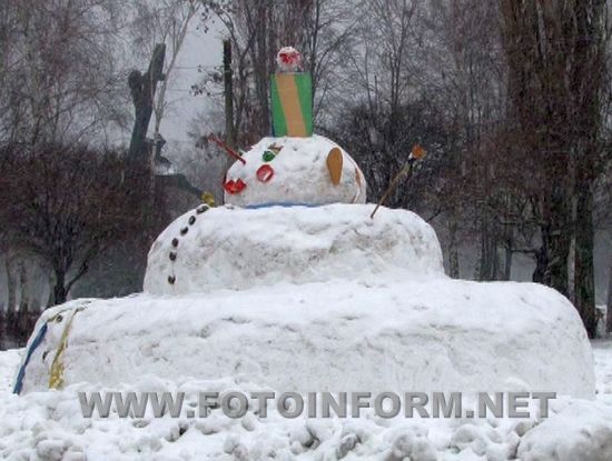 В Кропивницькому подвір’я технікуму механізації сільського господарства прикрасив велетенський сніговик. Вже кілька років поспіль скульптуру ліплять студенти навчального закладу.