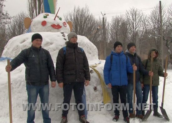 В Кропивницькому подвір’я технікуму механізації сільського господарства прикрасив велетенський сніговик. Вже кілька років поспіль скульптуру ліплять студенти навчального закладу.