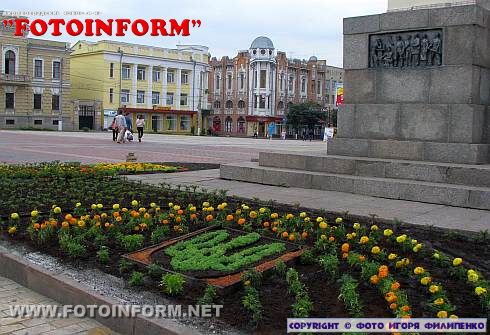 На площади Кирова высажена красивая цветочная клумба (ФОТОРЕПОРТАЖ)