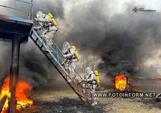 У Кропивницькому рятувальники провели тренування на вогневій смузі перешкод (ФОТО)