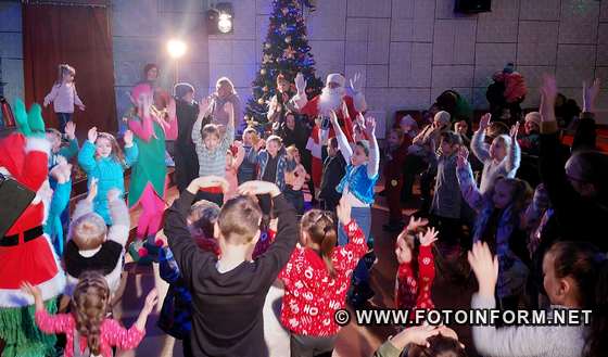 Сьогодні, напередодні Різдва, КЗ «Кіровоградський академічний обласний театр ляльок» розпочав проведення святкових новорічних програм з ростовими ляльками.
