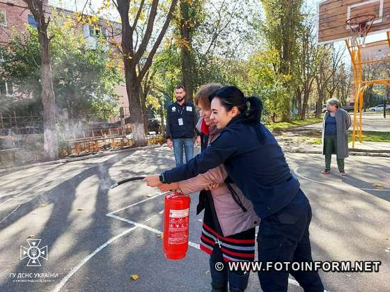 В останній день жовтня рятувальники завітали до ще одного соціального гуртожитку у Кропивницькому, де нині мешкають вимушені переселенці з прифронтових територій.