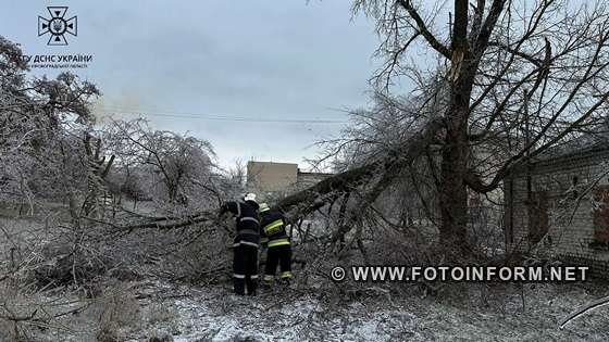 На Кіровоградщині рятувальники та енергетики продовжують долати наслідки негоди (ФОТО)