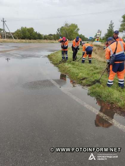 На Кіровоградщині дорожники провели спуск дощової води