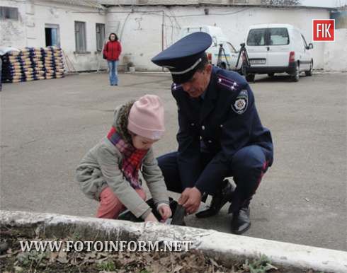 Кіровоград: малятам дозволили потримати у руках маленьких цуценят (фото)