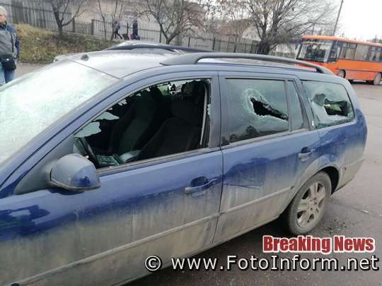 На Кіровоградщині працівник поліції побив чоловіка та пошкодив транспортний засіб потерпілого