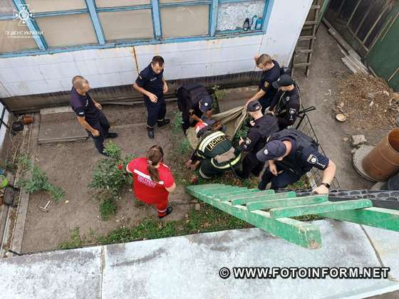 На Кіровоградщині жінку зняли з даху будинку (ФОТО)