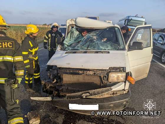 На Кіровоградщині у ДТП зіткнулися вантажівка та мікроавтобус