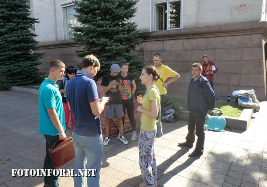 Сьогодні, 18 вересня, у Кропивницькому за ініціативою представників ЛЖВ спільноти м.Олександрія відбулася акція протесту біля приміщення Кіровоградської міської ради 