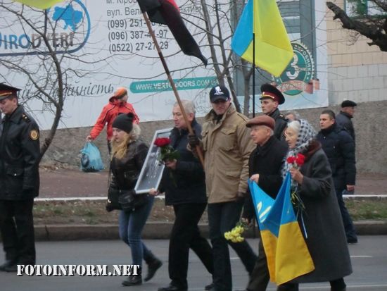 Сьогодні, 25 листопада, відбулася хода та мітинг-реквієм біля Хреста – пам’ятного знаку «Українцям – жертвам комуністичного геноциду, голодомору 1932-33 рр.», котру провели представники громади Кропивницького