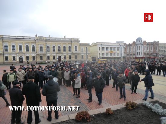 Сьогодні, 5 грудня, у Кропивницькому на площі Героїв Майдану відбувся мітинг який провели представники ветеранських і громадських організацій Кіровоградської області, пенсіонери ОВС міста та області в рамках Всеукраїнської акції
