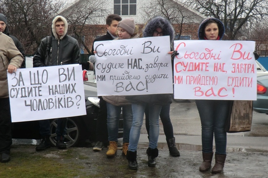 У Кропивницькому біля приміщення Кіровоградського районного суду відбулася акція шахтарів (ФОТО, ВІДЕО)