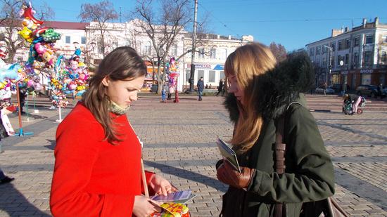 Сьогодні, 26 грудня 2017 року на площі Героїв Майдану міста Кропивницький, представники Регіонального центру з надання безоплатної вторинної правової допомоги у Кіровоградській області провели святковий правовий флешмоб.